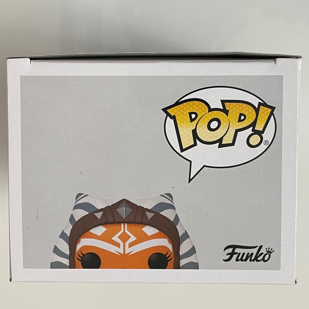 Funko Pop! Star Wars: The Mandalorian - Ahsoka with Lightsabers - Picture 2 of 4